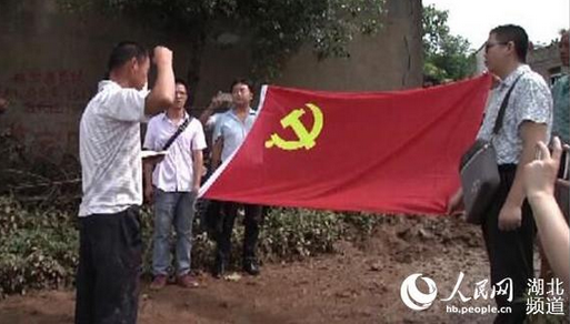 湖北一养殖户舍弃整个猪场 救了8个人的性命