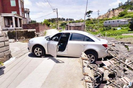 女司机挂错挡撞猪棚 伤18头猪赔6000多元