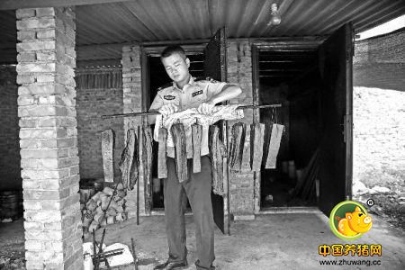 腊肉黑作坊用变质肉生产 冰柜储存肉竟已发紫变乌