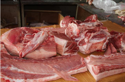 从上世纪90年代开始,我国开启了从国外进口猪肉的大门,在长达二十年的时间里,我国的猪肉进口量都比较有限,最多不会超过10万吨这个界限。