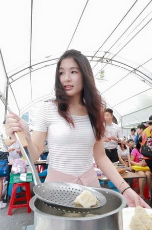 清纯“猪肉西施”美翻网友：她家肉我包了！