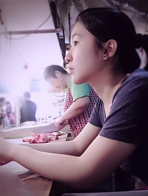 清纯“猪肉西施”美翻网友：她家肉我包了！