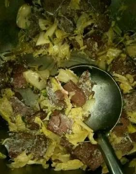 学校食堂竟给学生吃猪饲料?上百家长怒讨说法