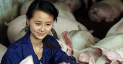 盘点那些养猪美女！女人养猪不易，美丽女人更不被理解……