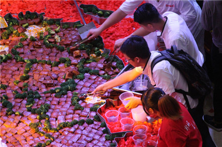 舌尖上的中国！厨师用33头猪“烧制”中国地图(图)