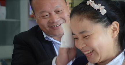 励志！残疾小伙年入千万，娶“猪肉西施”回家卖猪肉