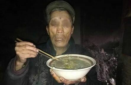 孤寡失明老人“吃猪食”？怎么一回事？
