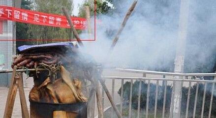 年关将近杀年猪 男子自家楼顶燃火熏肉引火灾