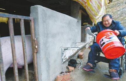 因意外双腿失去知觉 广元轮椅大叔自强不息养猪脱贫