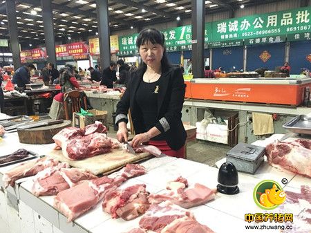 泰州：51岁辣妈边卖猪肉边跳广场舞成网红