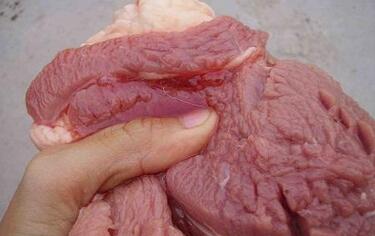 长沙“注水肉”黑窝点被取缔 现场地上血水横流