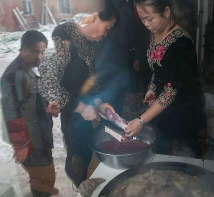 大肥猪两年长到700多斤!村民用铲车拉猪宰杀(图)