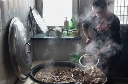 大肥猪两年长到700多斤!村民用铲车拉猪宰杀(图)