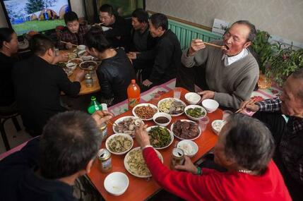 大肥猪两年长到700多斤!村民用铲车拉猪宰杀(图)