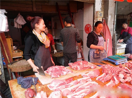 女大学生辞职卖猪肉，不顾父母反对成“猪肉西施”