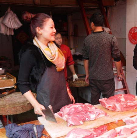 女大学生辞职卖猪肉，不顾父母反对成“猪肉西施”