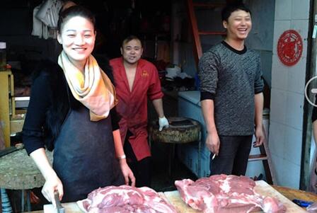 高颜值“猪肉西施”不顾父母反对，辞高薪卖猪肉