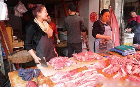 高颜值“猪肉西施”不顾父母反对，辞高薪卖猪肉