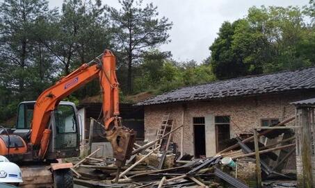 再出“重拳”！强制拆除违章猪舍