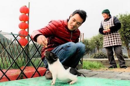 励志！养猪成网红 独臂小伙直播卖猪年收入过百万