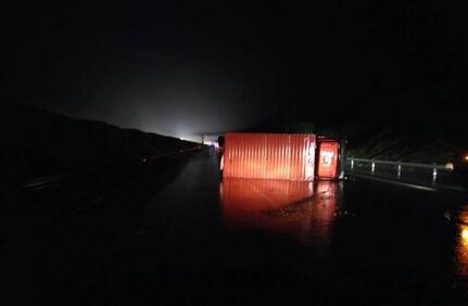 杭金衢高速凌晨发生一起车祸 地上一大片生猪肉