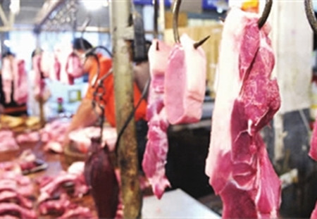 太可怕！卖肉小伙拇指被猪骨刺伤 高烧多日不退险些丧命