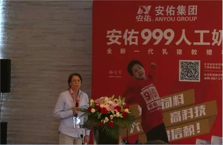 全球养猪专家汇聚卡美养猪高峰论坛——哼哼会评全程报道