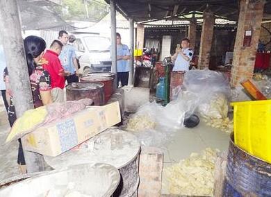 广西南宁:百余公斤炸猪皮竟出自脏乱小作坊!