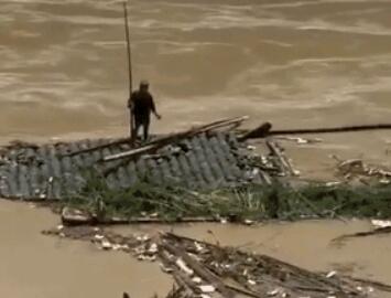 揪心!舍不得2万块钱建的猪场,这个老人被困洪水中