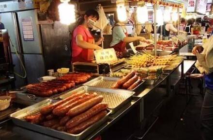 街边两块钱一根贼香的烤肠，里面究竟是什么肉？