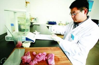 一探究竟：成都记者亲身体验一头猪的11道检测大关