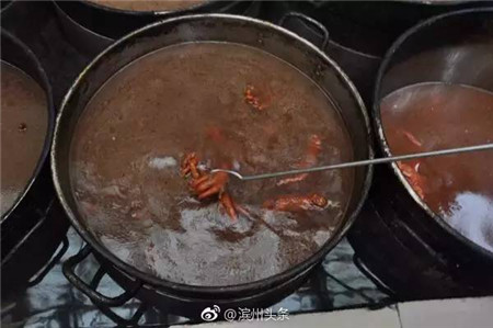 滨州惊现一猪下货黑作坊，工作环境令人作呕！