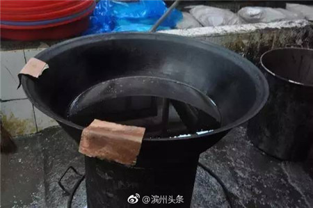 滨州惊现一猪下货黑作坊，工作环境令人作呕！