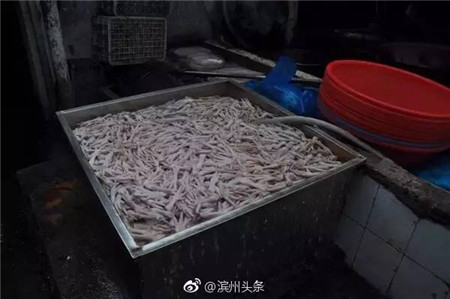 滨州惊现一猪下货黑作坊，工作环境令人作呕！