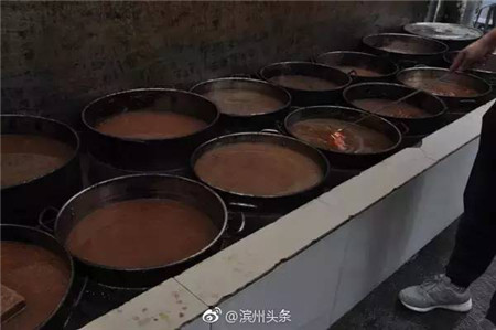 滨州惊现一猪下货黑作坊，工作环境令人作呕！