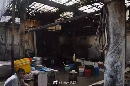 滨州惊现一猪下货黑作坊，工作环境令人作呕！