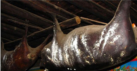 农村这块猪肉挂屋顶30年，却成无价之宝，城里人抢着买！