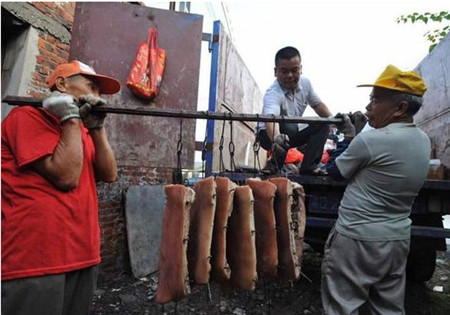 农村这块猪肉挂屋顶30年，却成无价之宝，城里人抢着买！