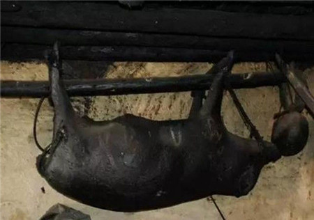 农村这块猪肉挂屋顶30年，却成无价之宝，城里人抢着买！