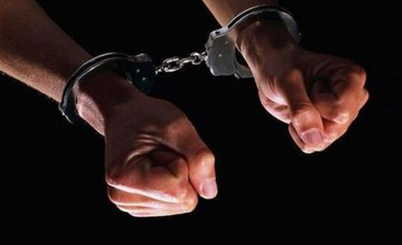 ,昭通市鲁甸县公安局龙头山派出所破获了一起盗窃案,失主居然把密码写在了存折上,导致该存折上的7千元被盗贼顺利取走,更令人啼笑皆非的是,盗贼居然又用这笔钱购买了失主的猪和羊。