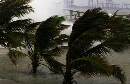 据中央气象台预报，今年第17号台风“古超”(热带风暴级)目前位于南海东北部海面上，9月6日中午以后强度逐渐减弱，可能在台湾南部海面减弱消失，也可能于7日晚上在福建南部登陆(5-6级)。