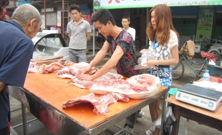 全国瘦肉型猪的出栏均价上涨，整体呈现出北跌南涨的局面。目前国内结算价格整体呈现回落态势。