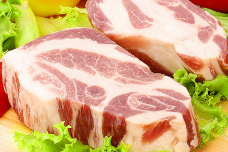 农业部存栏监测数据显示截至目前无论是能繁母猪存栏还是生猪存栏都处于低位,而且还有继续下降的趋势,然而从如今的生猪价格走势来看,数据与实际市场表现不符,所以很多人认为监测数据或不能非常明确的反映猪市走势。