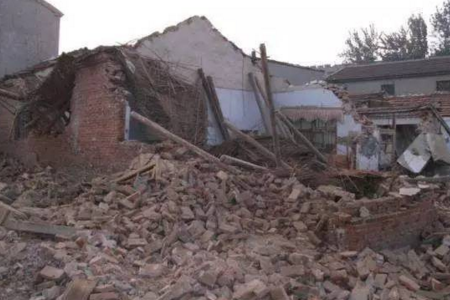 秋高气爽,气候宜人,是养猪的大好季节。但是秋季昼夜温差变化无常,白天单衣夜晚外套也见怪不怪。秋天对于越夏过来的畜禽来说,危机四伏,尤其对于体质欠佳,抵抗力较弱的猪,容易感染疫病! 秋季是疾病多发季节,因此,在秋季我们也提醒广大养殖朋友要积极采取防病措施,尤其是小猪。 河南西平猪场冯东海老板养猪已经有8年时间了, 现母猪存栏35头,肉猪存栏600头左右,在当地也算是小有规模的猪场。养猪有近十年时间,刚开始是用自配料,因自配料不稳定,料肉比高,猪不好养,后来全场转用ZD厂家饲料,感觉仍然不是很理想。 今年3月,公司营销人员上门找到冯老板,对双胞胎饲料85系列产品进行介绍,要求老板可以试用做对比,营销员跟冯老板介绍我们教槽料的料肉比大概在1.05-1.38左右,冯老板不相信,不可能有这么低,于是拉了一些教槽料回来试用,用一栏猪全部用双胞胎850饲料,另一栏猪用别的厂家饲料做对比,称猪也是自己的工人来称,都不让公司营销员参与,结果一对比,双胞胎的料肉比比对手低0.1,冯老板又怀疑称有问题,对称进行校对,再称一次,结果称出数据和第一次称一样,用计算器一算,通过称猪对比试验,一吨双胞胎料能够增值500元。而且价格还要比对手便宜,产品性价比高。通过一系列的数据对比,冯老板心服口服,对双胞胎饲料是大大点赞,现在整个猪场全部用双胞胎85系列饲料,还介绍周边几个大猪场试用。 只卖价值,不卖价格,薄利多销,微利经营,是双胞胎的经营理念,我们双胞胎集团努力为广大养户提供物美价廉的产品,为养户创造最大的价值。