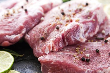 而现在,都是规模化养殖,猪都是圈养长大,吃的一般是市场上配备好的速生饲料,膘长得快,大大缩短了出栏时间,有的猪甚至不到半年都可以出栏了。