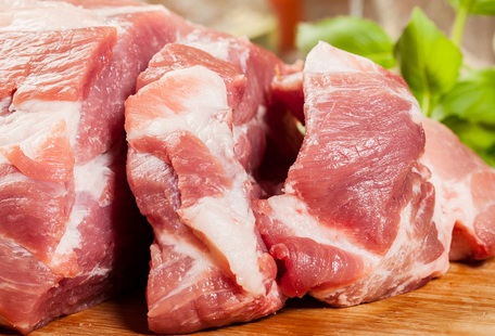 农业部畜牧业司畜牧处李尚民表示,“当前资源化利用的问题中,部分地区的畜禽养殖规模超出土地、水资源等环境可承受范围,特别是南方水网地区,建议向东北三省等转移”。