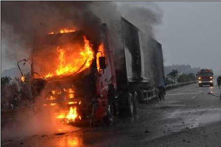 长江云报道 10月8日凌晨6时许,湖北省黄石市阳新县接到报警称:一辆由九江开往武汉的货车行驶至浮屠街往三溪方向时发生火灾,情况紧急,请迅速前往救援。