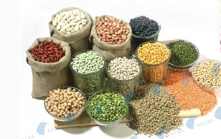 究竟干粉料、湿拌料和颗粒料哪种类型的料喂猪更合适,其实这个是根据不同阶段来变化的,