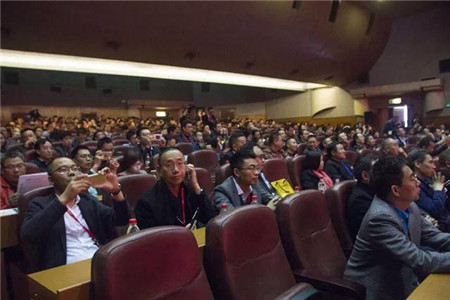 陈育新、王德根荣获推动四川饲料工业发展“功勋人物”称号