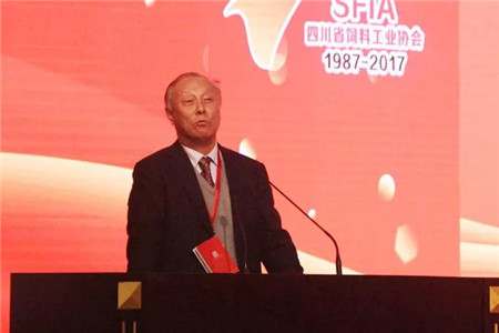陈育新、王德根荣获推动四川饲料工业发展“功勋人物”称号